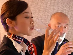 Tôi đã ăn tối với một cô gái gợi cảm đi tất và giày cao gót tại một nhà hàng cao cấp. Cô ấy ngay lập tức nhào nặn bộ ngực lớn của mình khi cô ấy có hứng thú