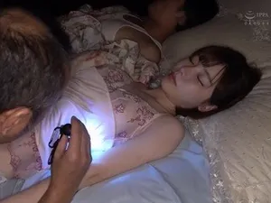 "Tôi vừa mặc quần áo... Anh cởi chúng ra mà không có sự đồng ý của tôi~ Nhẹ nhàng thôi..." Lời thoại thật buồn cười. Một nữ sinh viên xinh đẹp có vòng 3 lớn vừa bị làm tình đã bị lột sạch quần áo và bị làm tình một cách thô bạo lần nữa. Cái mông của cô ấy gợi cảm đến nỗi tôi đã xuất tinh vào bên trong cô ấy...
