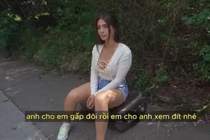 Một cô gái trẻ gợi cảm, làn da trắng như ngọc, nhảy múa khiêu gợi, mặc đồ lụa đen quyến rũ, đang quan hệ trên ghế sofa và bị quan hệ trong cái mông trắng to lớn này thật sự rất thú vị...