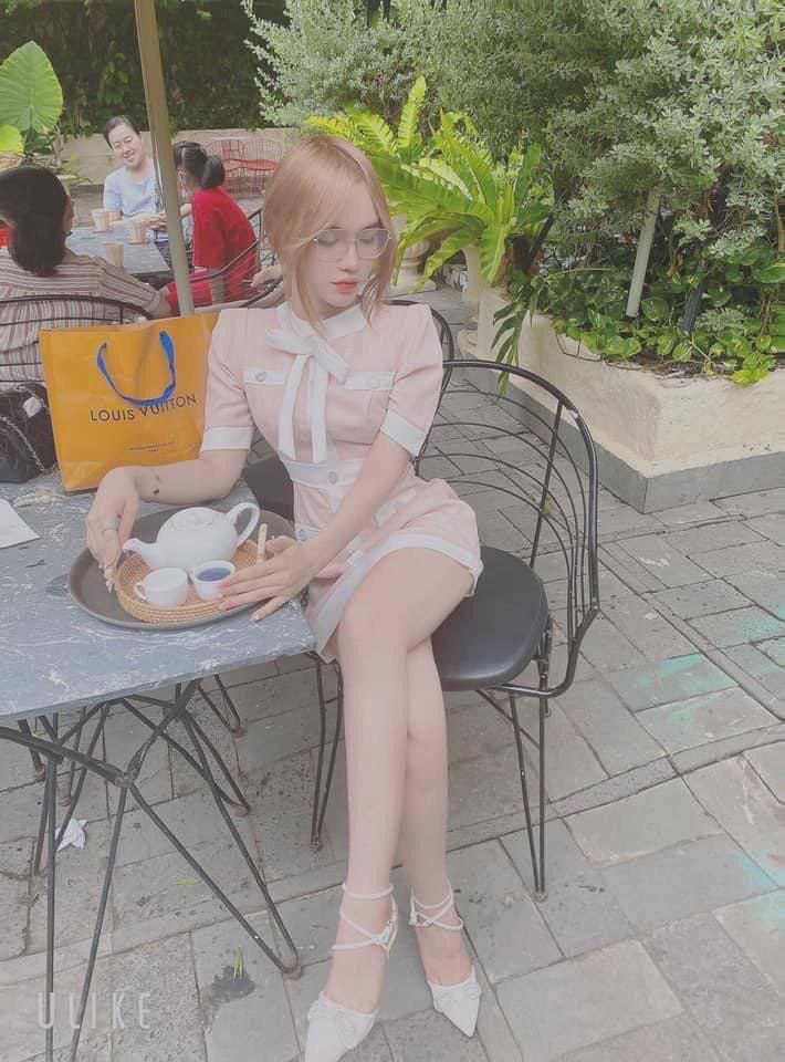 Em thư ký xinh đẹp quá ngây thơ nên đã bị cấp trên nắm thóp tống tình